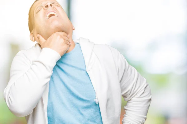 中年阿拉伯男子穿着运动衫在孤立的背景触摸疼痛的脖子 喉咙痛的流感 血块和感染 — 图库照片