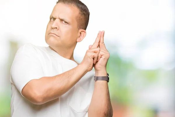 Middelbare Leeftijd Arabische Man Wearig Witte Shirt Geïsoleerde Achtergrond Holding — Stockfoto