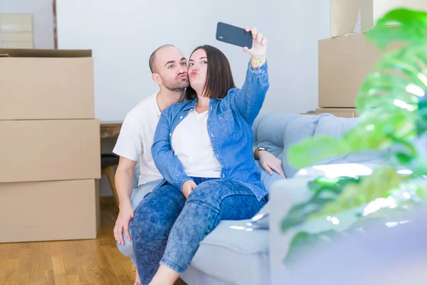 Junges Paar Sitzt Neuen Zuhause Auf Dem Sofa Und Macht — Stockfoto