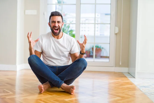 Bonito Hispânico Vestindo Camiseta Casual Sentado Chão Casa Louco Louco — Fotografia de Stock