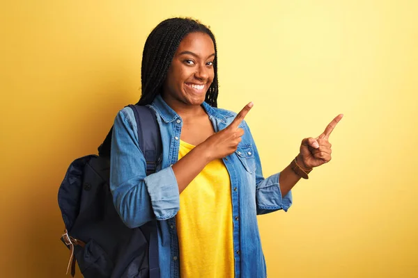 Afroamerikansk Student Kvinna Bär Ryggsäck Stående Över Isolerad Gul Bakgrund — Stockfoto