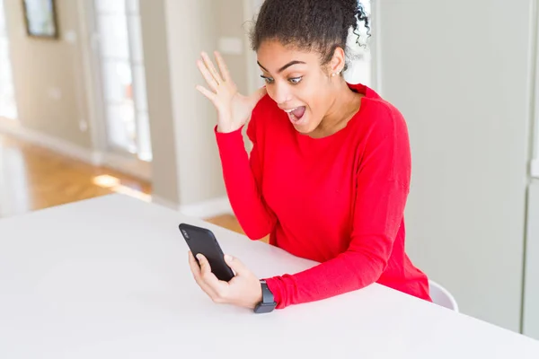 Jovem Afro Americana Usando Smartphone Mensagens Texto Uma Mensagem Muito — Fotografia de Stock