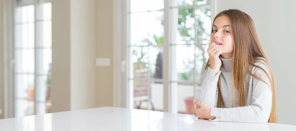 Imagem Ângulo Largo Belo Garoto Menina Vestindo Camisola Casual Olhando — Fotografia de Stock