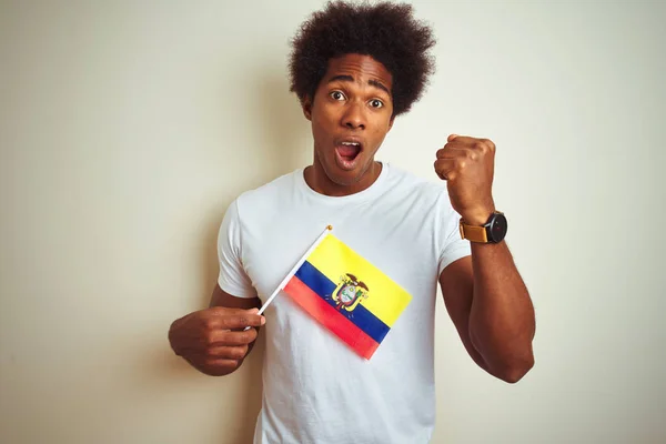 孤立した白い背景の上に立つコロンビアのコロンビアの旗を持つアフロアメリカ人男性は 狂気と叫び声で怒りとイライラし 上げられた手 怒りの概念で叫ぶ — ストック写真