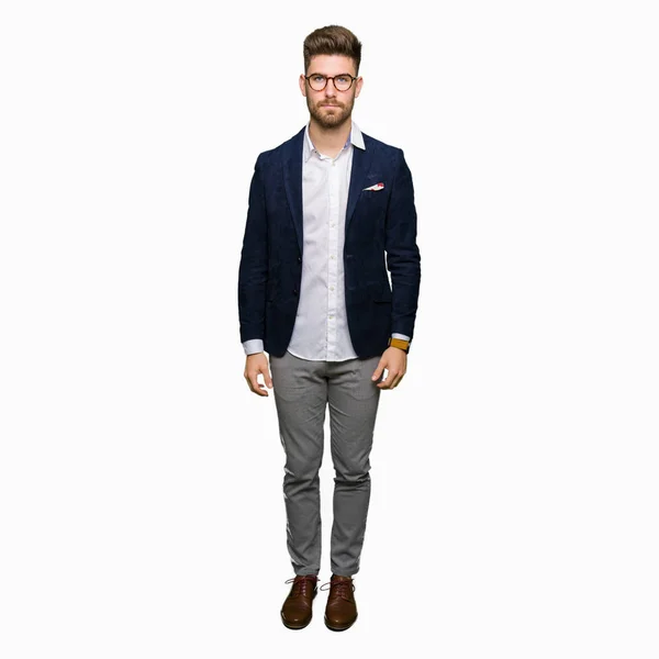 Mladý Pohledný Obchodní Muž Nosí Brýle Vážným Výrazem Tváři Jednoduché — Stock fotografie