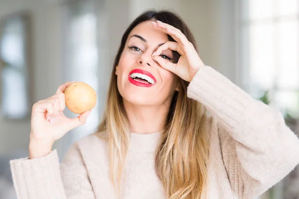 Joven Hermosa Mujer Sosteniendo Papas Frescas Casa Con Cara Feliz —  Fotos de Stock