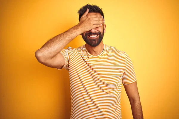 Jovem Índio Vestindo Camiseta Sobre Fundo Amarelo Isolado Sorrindo Rindo — Fotografia de Stock