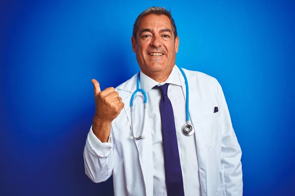 Knappe Middelbare Leeftijd Doctor Man Dragen Stethoscoop Geïsoleerde Blauwe Achtergrond — Stockfoto
