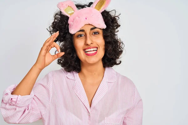 Donna Araba Con Capelli Ricci Indossando Pigiama Maschera Del Sonno — Foto Stock