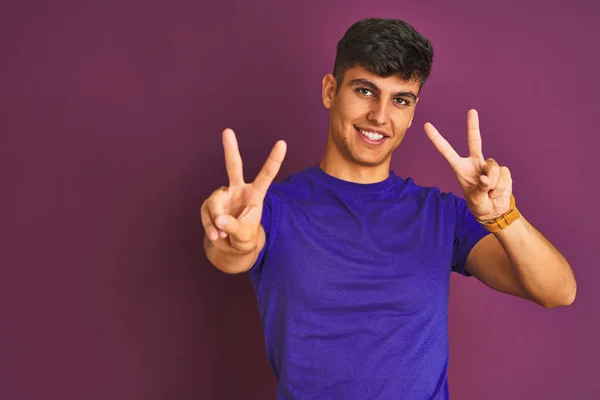 Młody Indyjski Mężczyzna Ubrany Shirt Stoi Białym Tle Fioletowy Uśmiechnięty — Zdjęcie stockowe