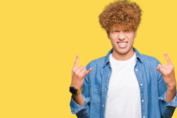 Jonge Knappe Man Met Afro Haar Dragen Denim Jasje Schreeuwen — Stockfoto