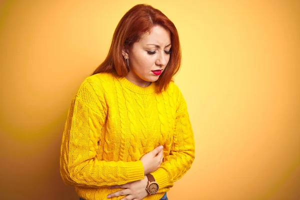 Mulher Ruiva Bonita Vestindo Camisola Inverno Sobre Fundo Amarelo Isolado — Fotografia de Stock