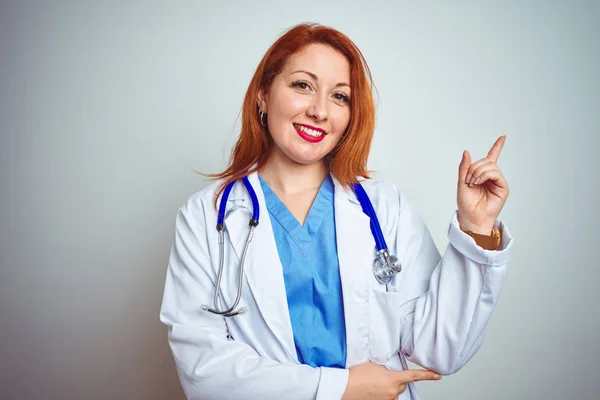 Jonge Roodharige Dokter Vrouw Met Behulp Van Stethoscoop Witte Geïsoleerde — Stockfoto