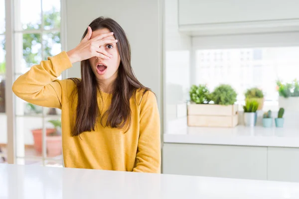 Schöne Junge Frau Gelbem Pullover Die Schockiert Gesicht Und Augen — Stockfoto