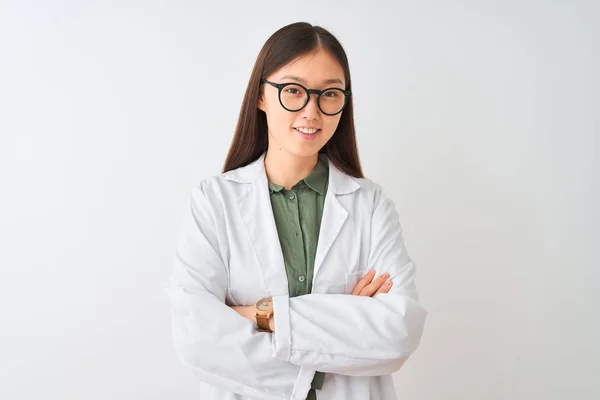 孤立した白い背景の上にコートと眼鏡をかけた若い中国の科学者の女性は カメラを見て腕を組んで微笑んでいます ポジティブな人 — ストック写真