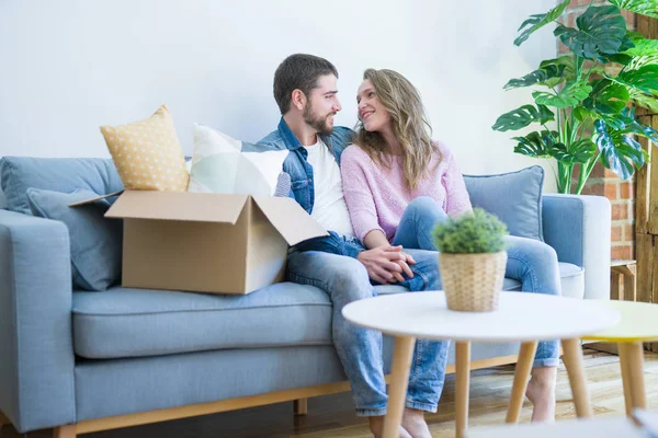 Pareja Joven Enamorada Abrazándose Sentada Sofá Muy Feliz Mudándose Nuevo — Foto de Stock