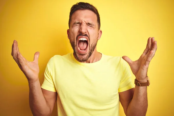 Joven Hombre Guapo Con Camiseta Amarilla Casual Sobre Fondo Aislado —  Fotos de Stock