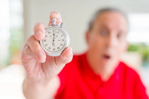 Hombre Mayor Guapo Sosteniendo Stopwach Mostrando Cuenta Regresiva Asustado Shock — Foto de Stock