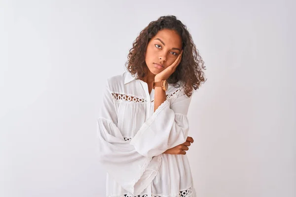 Genç Brezilyalı Kadın Giyilen Gömlek Ayakta Izole Beyaz Arka Plan — Stok fotoğraf