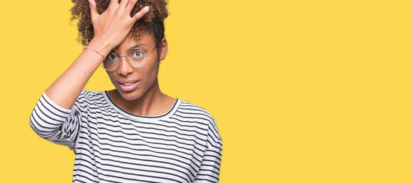 Güzel Genç Afro Amerikan Kadın Gözlük Izole Arka Kafasına Hata — Stok fotoğraf