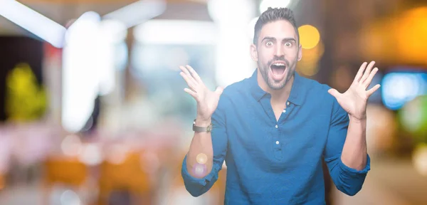 Joven Hombre Guapo Sobre Fondo Aislado Celebrando Loco Sorprendido Por — Foto de Stock