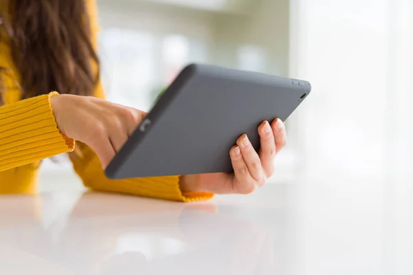 Hermosa Mujer Joven Que Trabaja Usando Tableta Touchpad — Foto de Stock
