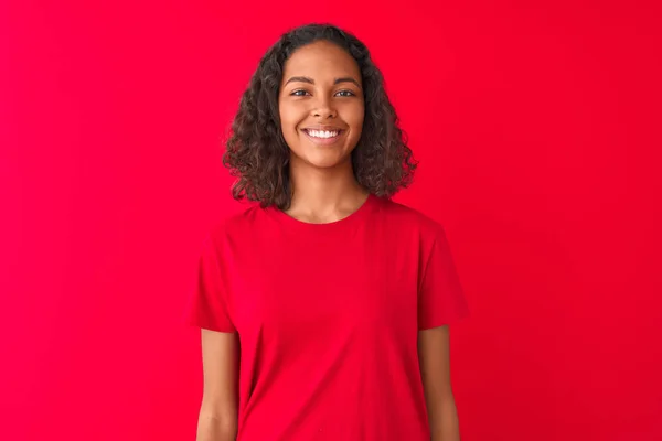Jovem Brasileira Vestindo Camiseta Sobre Fundo Vermelho Isolado Com Rosto — Fotografia de Stock