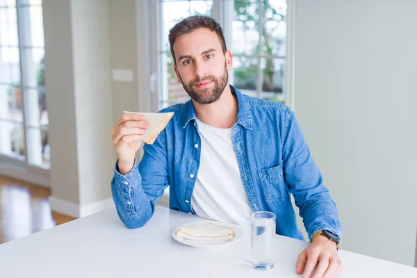 Hombre Guapo Comiendo Sándwich Saludable Con Una Expresión Confianza Cara — Foto de Stock