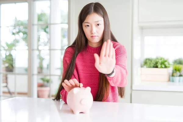 Mooie Aziatische Vrouw Zetten Een Munt Piggy Tas Met Open — Stockfoto