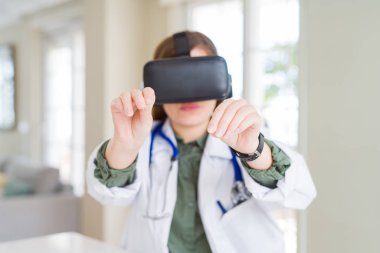 Doktor kadının cerrahi simülasyon sanal gerçeklik gözlükle yapması