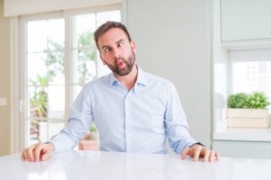 Yakışıklı iş adamı dudakları, çılgın ve komik jest ile balık yüz yapma. Komik ifade.