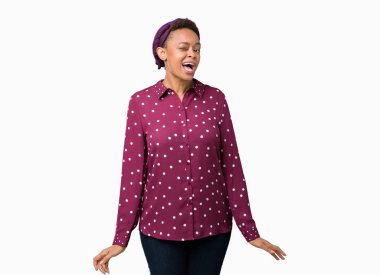 Seksi bir ifadeyle, neşeli ve mutlu yüzünü kameraya bakarak göz kırpıyor izole arka plan üzerinde başörtüsü giyen güzel genç Afro-Amerikan kadın.