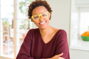 Sarı Glas giyen afro saç ile güzel genç Afrikalı kadın