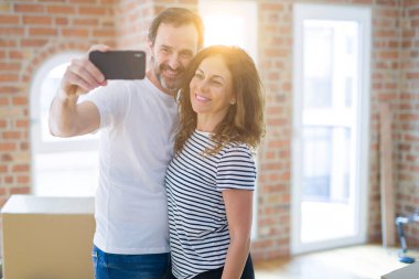 Orta yaş Senior romantik çift bir selfie resmi alarak 