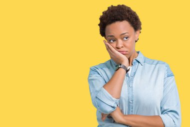 İzole arka plan üzerinde genç güzel Afrikalı Amerikan kadın yorgun bakıyor ve çapraz silah ile depresyon sorunları ile sıkılmış düşünme.