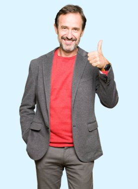 Orta Çağ yakışıklı iş adamı el ile jest kadar mutlu thumbs yapıyor. Başarı göstererek kameraya bakarak ifadeyi onaylama.