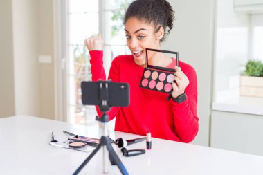 Genç Afrikalı Amerikan etki unsuru kadın kayıt gurur çığlık öğretici makyaj ve zafer ve başarı çok heyecanlı kutluyor, duygu tezahürat