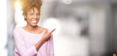 Güzel genç Afro-Amerikan kadın izole arka neşeli bir gülümseme ile yüz el ve parmak kadar mutlu ve doğal ifade yüzünde yanında işaret içinde gözlük