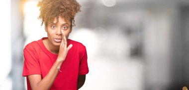 Güzel genç kötü amaçlı fısıldayan gizli söylenti söylüyor dudaklarından el izole arka plan üzerinde Afrikalı-Amerikalı kadın konuşma konuşmak