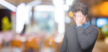 Genç yakışıklı zarif adam yarım yüz, göz ve ağız el ile kapsayan yorgun esneme izole arka plan üzerinde. Acı yüzü acıyor.