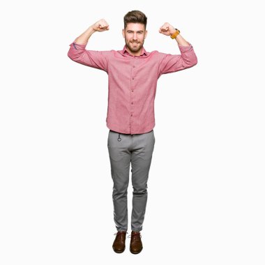 Genç yakışıklı iş casual adam kol kasları gururlu gülümseyen gösterilen. Fitness kavramı.