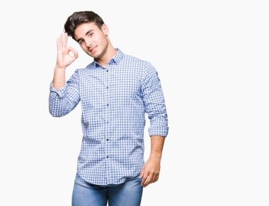 Genç yakışıklı iş adamı izole arka plan el ve parmaklar ok işaretiyle yapıyor olumlu gülümseyen üzerinde. Başarılı ifade.