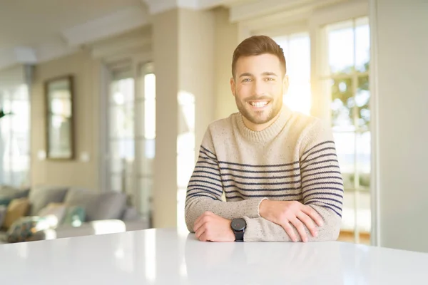 Joven Hombre Guapo Casa Con Una Sonrisa Alegre Fresca Cara —  Fotos de Stock