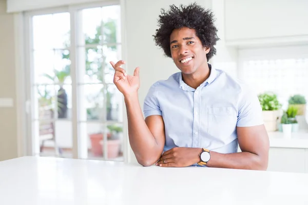 カメラを見て横に手と指で指差し 顔に大きな笑顔を浮かべたアフリカ系アメリカ人のビジネスマン — ストック写真