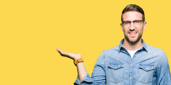 Bonito Homem Usando Óculos Sorrindo Alegre Apresentando Apontando Com Palma — Fotografia de Stock