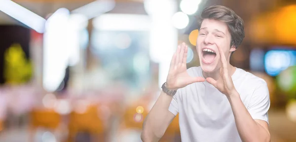 Jovem Bonito Homem Vestindo Casual Branco Shirt Sobre Isolado Fundo — Fotografia de Stock