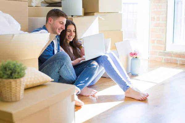 Pareja Joven Sentada Suelo Una Casa Nueva Alrededor Cajas Cartón — Foto de Stock