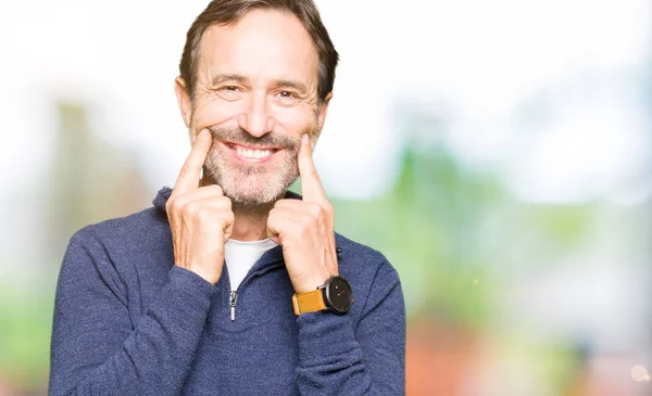 Homem Bonito Meia Idade Vestindo Uma Camisola Sorrindo Com Boca — Fotografia de Stock