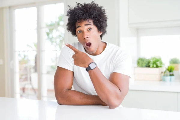 Joven Afroamericano Vestido Con Camiseta Blanca Casual Sentado Casa Sorprendido — Foto de Stock