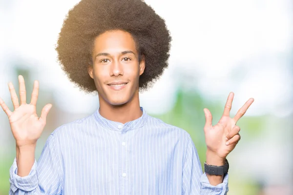 Americký Mladík Afro Vlasy Ukazovat Ukázal Prsty Číslo Osm Zároveň — Stock fotografie